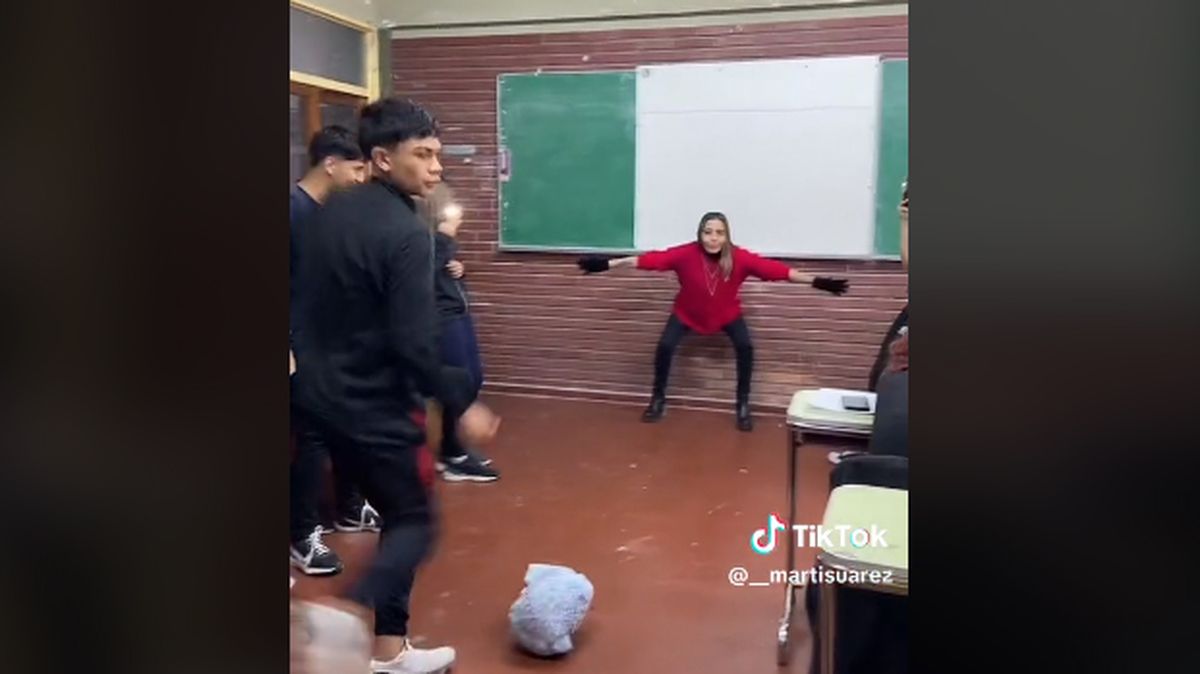 Mirá que te como, parece decir la profe antes de la ejecución.