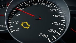 La luz de check engine del tablero del auto, requiere de una visita obligada el mecánico.