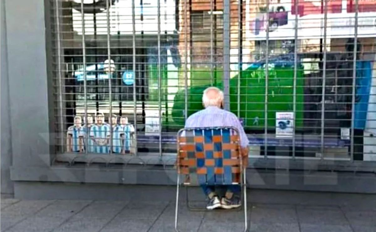 Imagen viral. Un abuelo miró Argentina-Croacia frente a la vidriera de una casa de electrodomésticos y se volvió viral.