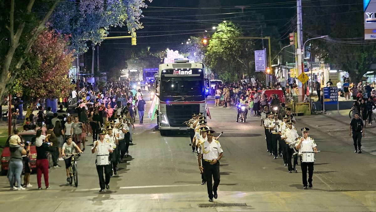 La caravana de la Reina Nacional de la Vendimia 2025 por las calles de Las Heras. La caravana de la Reina Nacional de la Vendimia 2025 por las calles de Las Heras.
