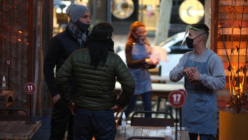 Habrá multas y arresto hasta 30 días para quien organice una reunión de amigos en su casa