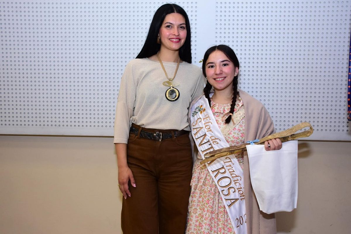 Yamile Lira es la nueva Flor de la Tradición de Santa Rosa junto a la Intendente Flor Destéfanis. Yamile Lira es la nueva Flor de la Tradición de Santa Rosa junto a la Intendente Flor Destéfanis.