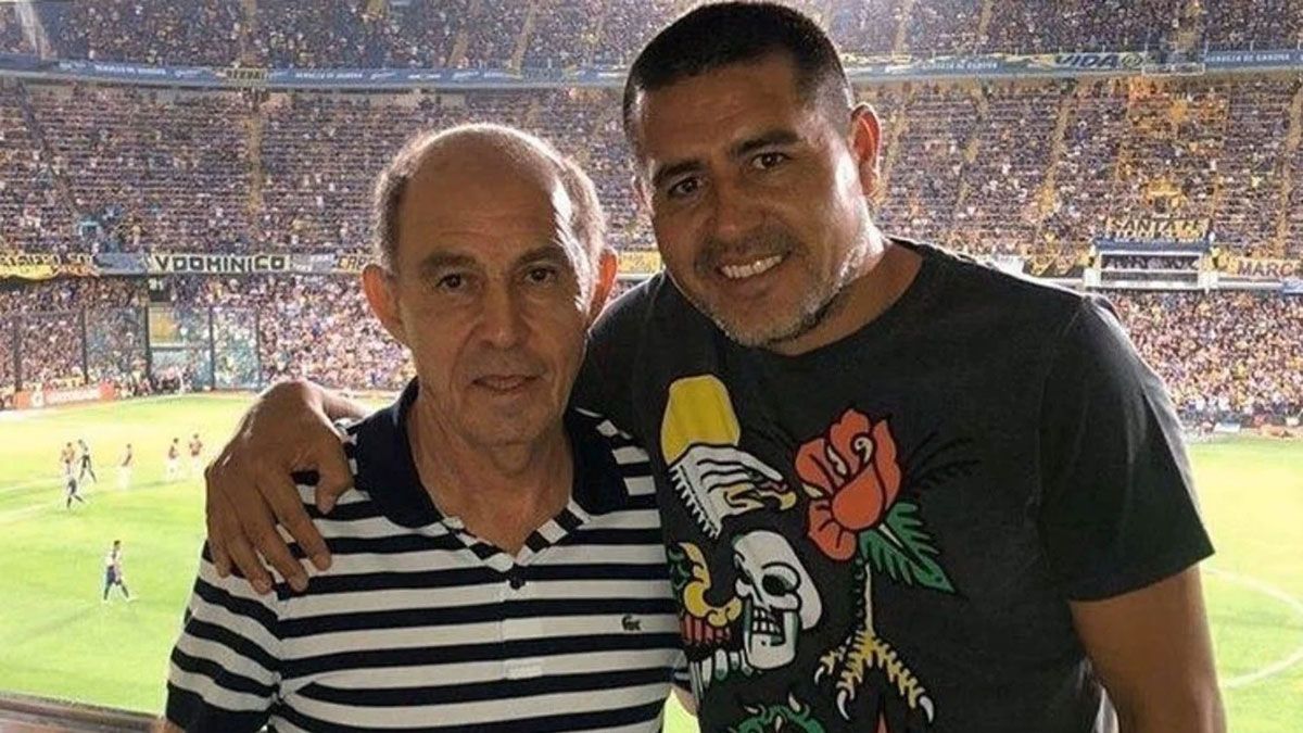 Ricardo Bochini y Juan Román Riquelme, ídolos de Independiente y Boca.