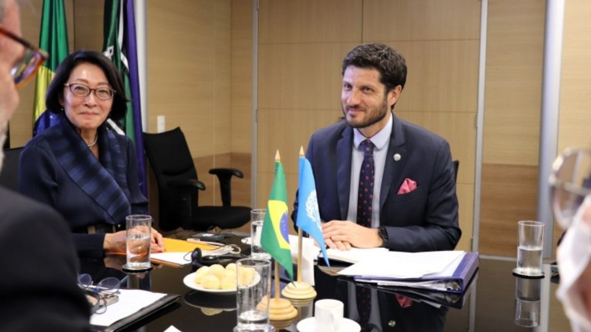 Nahuel Arenas García (derecha) y Mami Mizutori (izquierda), representante especial del secretario general de la ONU para la reducción del riesgo de desastres, en una reunión con autoridades brasileñas (Imagen: UNDRR, CC BY-NC-ND) Nahuel Arenas García (derecha) y Mami Mizutori (izquierda), representante especial del secretario general de la ONU para la reducción del riesgo de desastres, en una reunión con autoridades brasileñas (Imagen: UNDRR, CC BY-NC-ND)