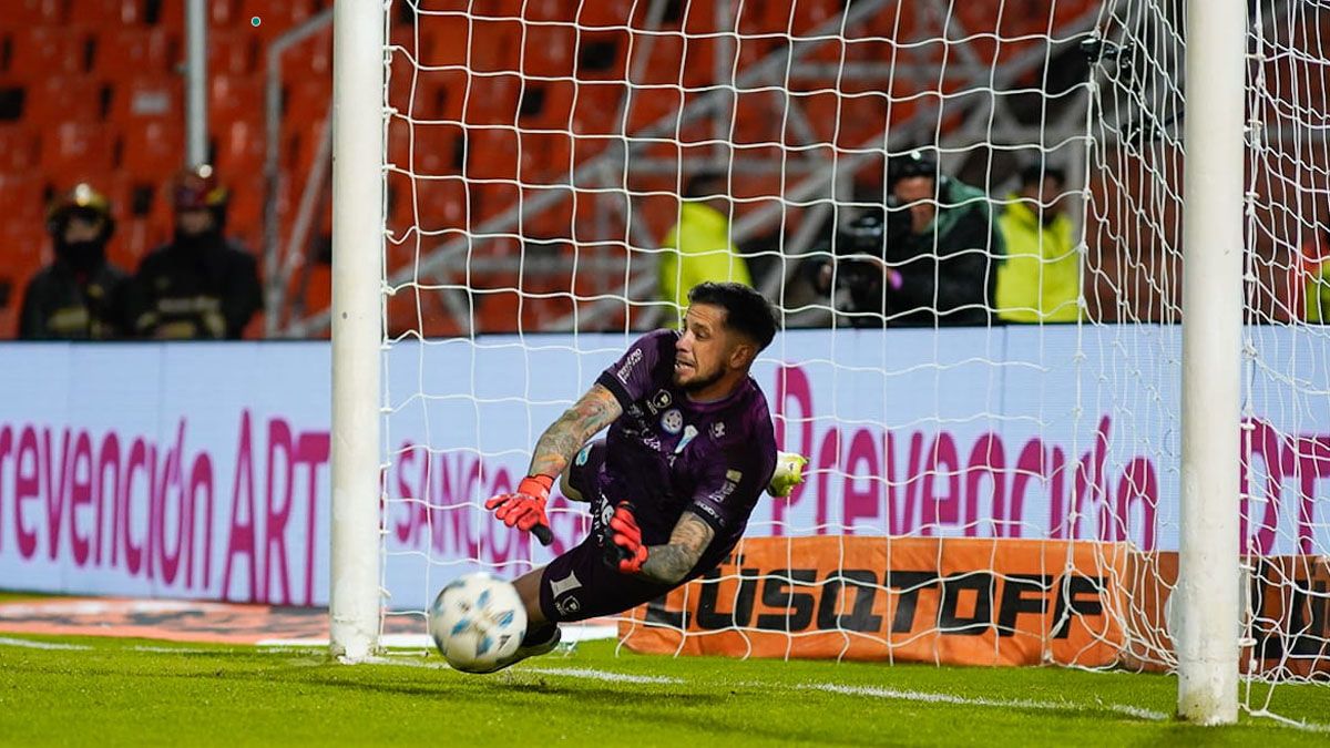 Rago atajó dos penales y Temperley le ganó a River en la Copa Argentina.