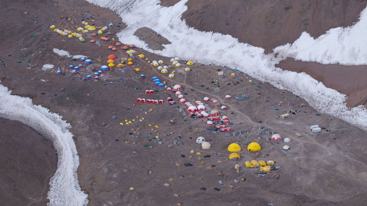 El miércoles irán desde Plaza de Mulas hacia el campamento Canadá, a 5.060 metros de altura sobre el nivel del mar, y regresarán a dormir al campamento base, en Aconcagua. El miércoles irán desde Plaza de Mulas hacia el campamento Canadá, a 5.060 metros de altura sobre el nivel del mar, y regresarán a dormir al campamento base, en Aconcagua.