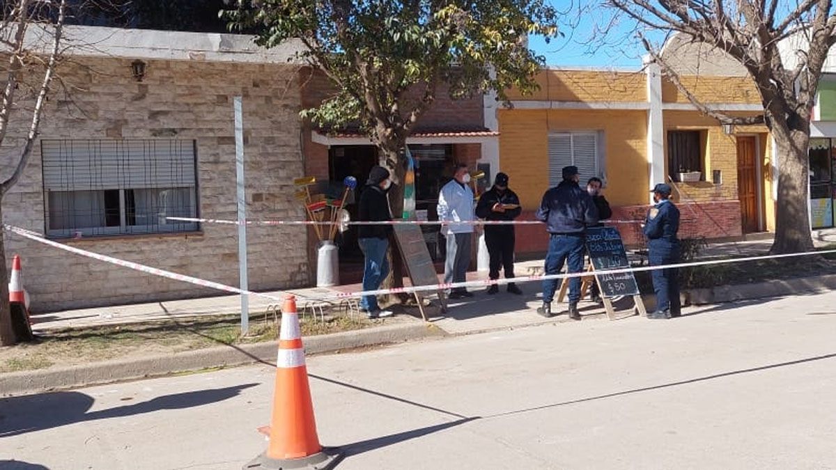El exnovio la asesinó a puñaladas dentro de un comercio