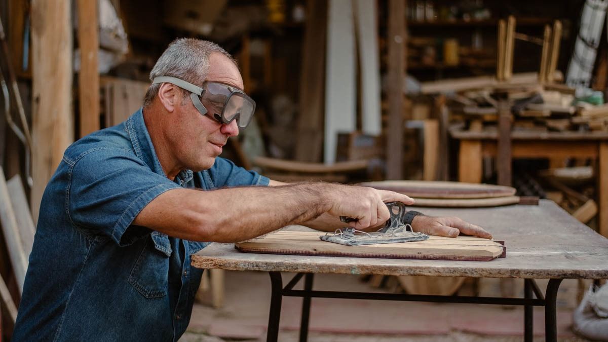 A Ernesto le gusta más la carpintería artística porque le da más libertad. A Ernesto le gusta más la carpintería artística porque le da más libertad.
