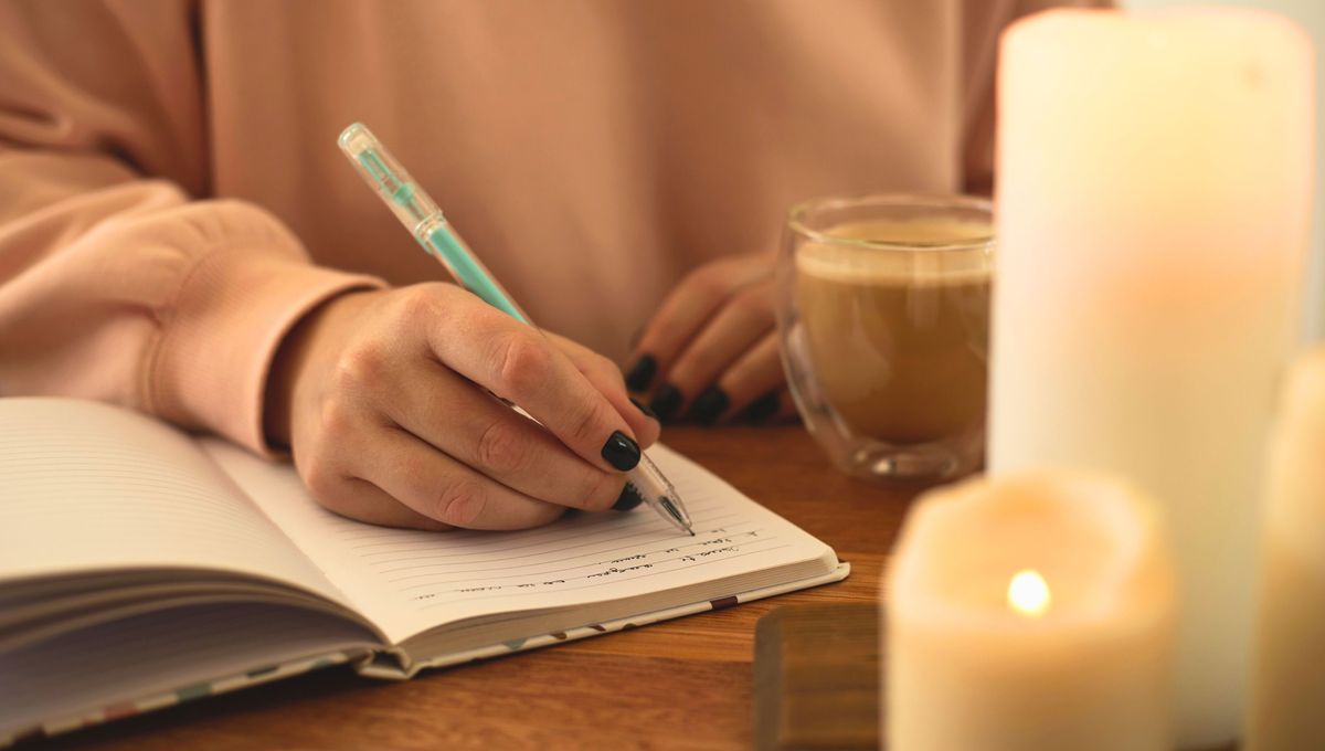 Puedes anotar en una libreta tus metas y objetivos diarios ya agradecer al finalizar el día Puedes anotar en una libreta tus metas y objetivos diarios ya agradecer al finalizar el día