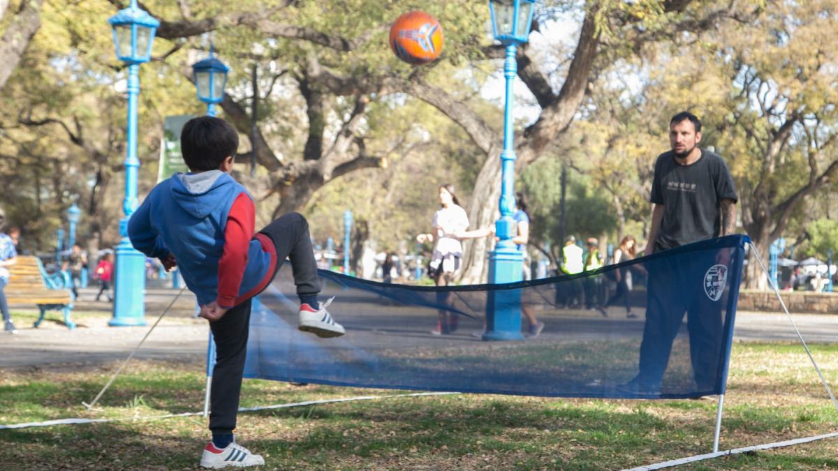 El Fútbol- Tenis es otro de los entretenimientos que acompañan a las reuniones de