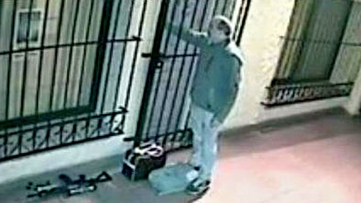 Los bolsos de José López en la puerta de un convento, una imagen que quedó grabada en las retinas de millones de argentinos. Los bolsos de José López en la puerta de un convento, una imagen que quedó grabada en las retinas de millones de argentinos.