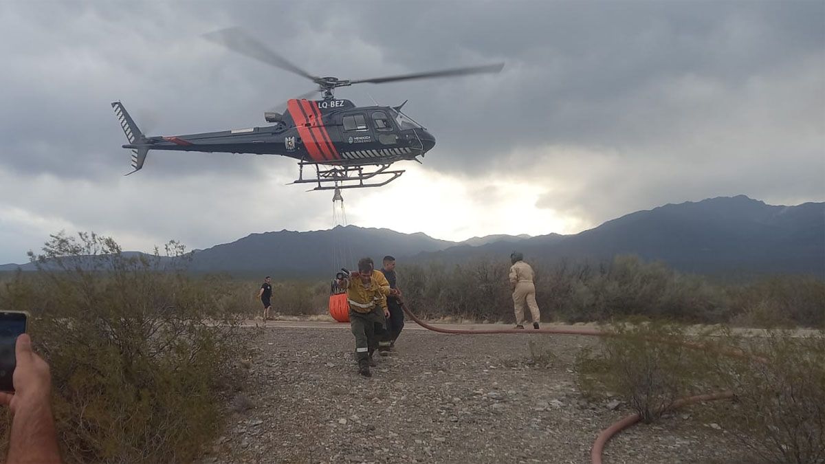 El Halcón II de la Policía hizo siete vuelos con carga externa de agua para ayudar a controlar el incendio en un campo colindante a la Reserva Natural Villavicencio.