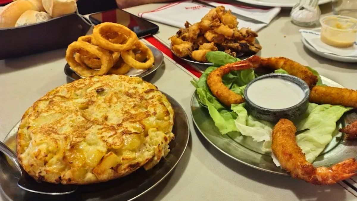 Tortilla de papas y rabas, otras opciones en este bodegón. Tortilla de papas y rabas, otras opciones en este bodegón.