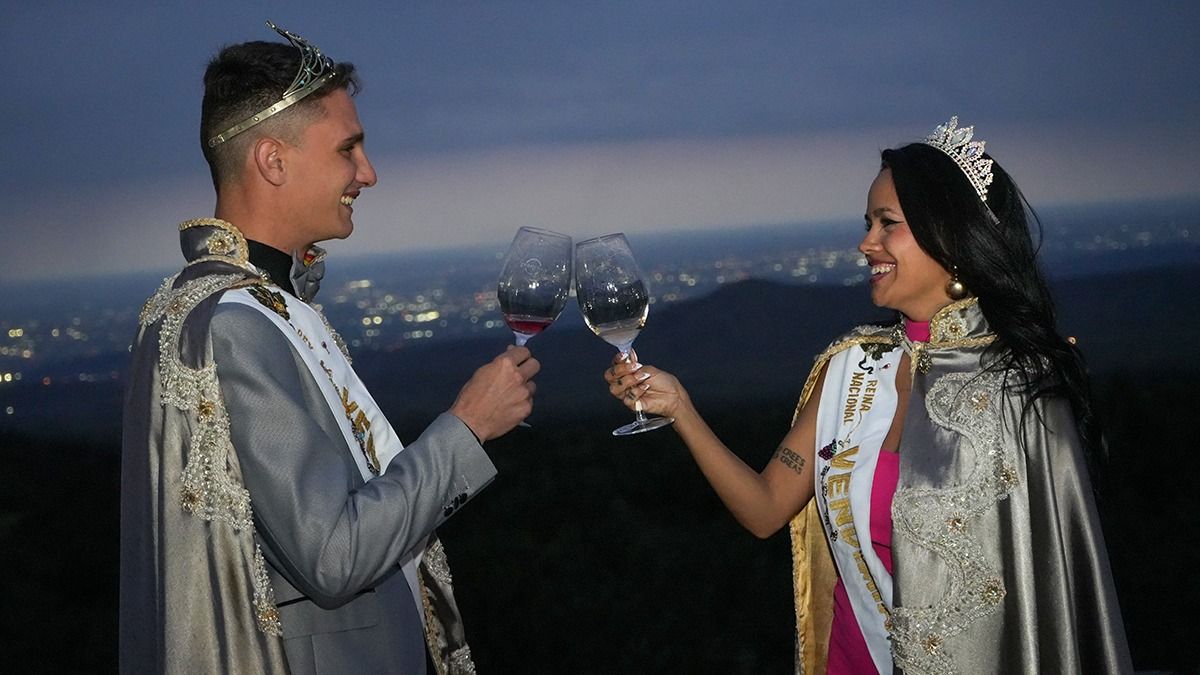 Los reyes de la Vendimia para Todos 2025, Federico Gallo y Florencia Sevilla, brindaron por la décima edición de esta feria de vinos. Los reyes de la Vendimia para Todos 2025, Federico Gallo y Florencia Sevilla, brindaron por la décima edición de esta feria de vinos.