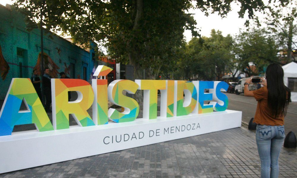 Inauguran la remodelación de la calle Arístides tras un año