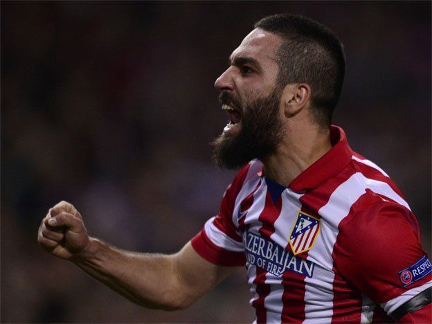 Arda Turan, re caliente: le quiso pegar un botinazo al línea