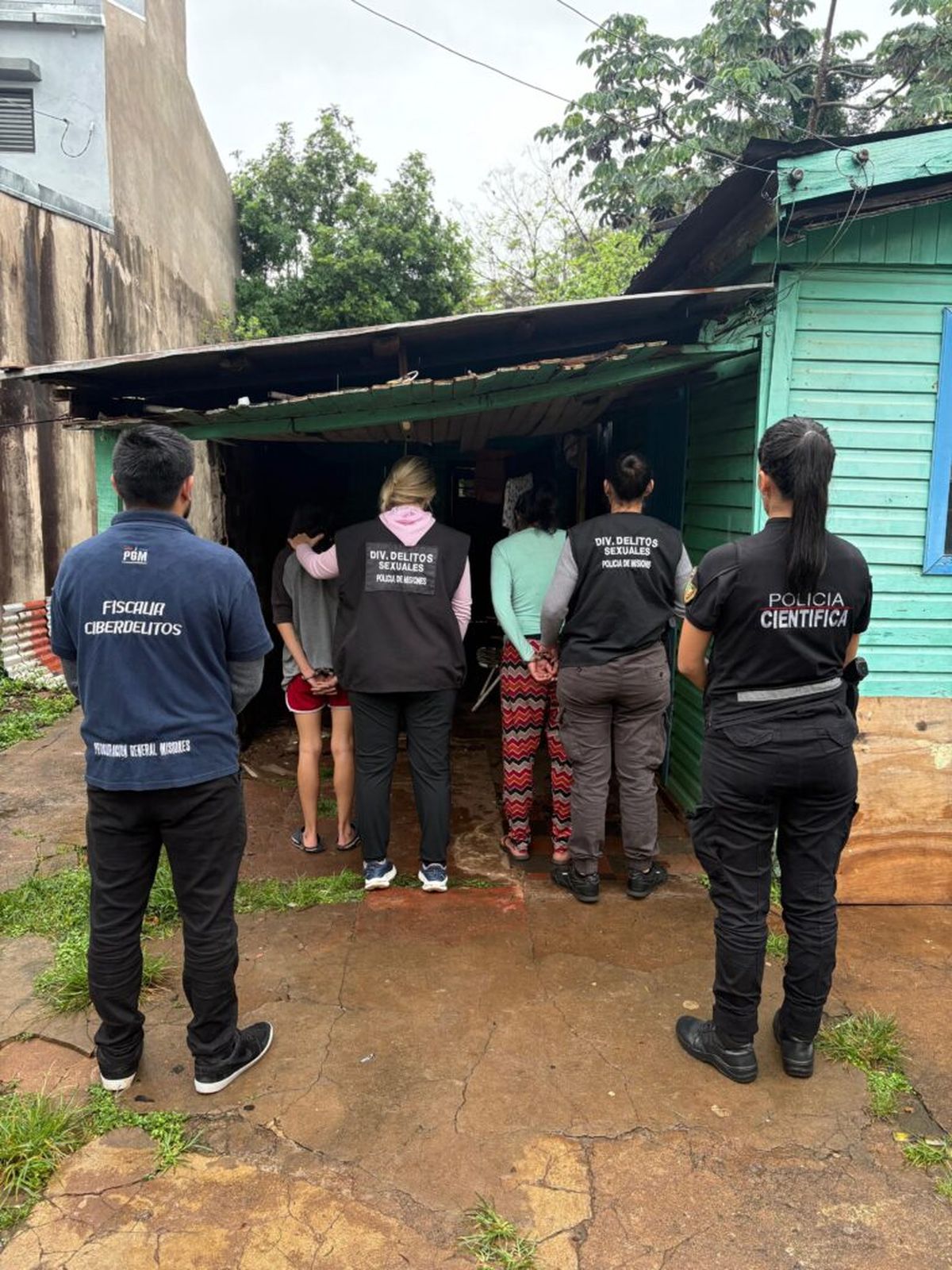 Detenidas. Madre y abuela de una niña de 3 años, vendían contenidos sexuales de la menor. Detenidas. Madre y abuela de una niña de 3 años, vendían contenidos sexuales de la menor. 