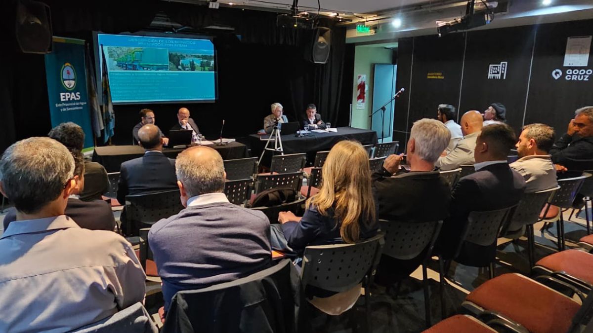 La audiencia pública donde se planteó el nuevo cuadro tarifario de AYSAM. La audiencia pública donde se planteó el nuevo cuadro tarifario de AYSAM.