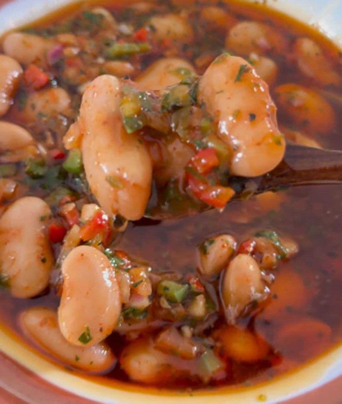 La receta de porotos en escabeche es para chuparse los dedos. La receta de porotos en escabeche es para chuparse los dedos.