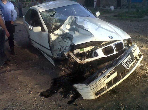 Un joven chocó con su BMW contra un árbol en avenida Yrigoyen