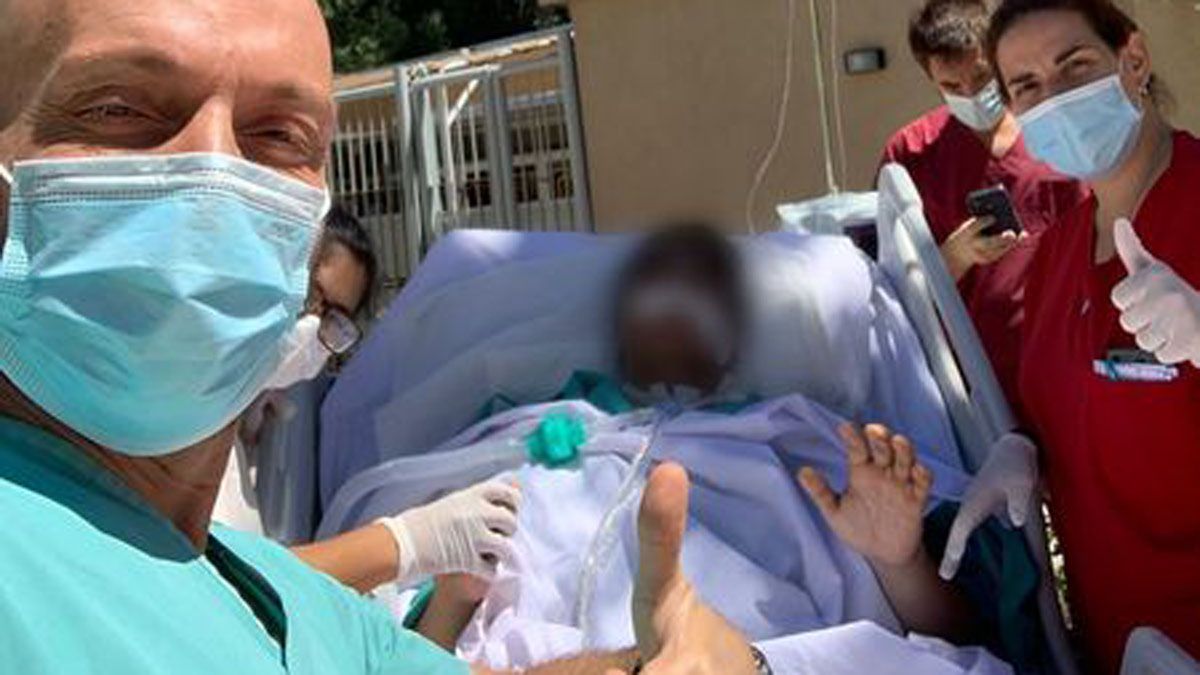 El doctor Hugo Vitale y su equipo, con uno de los pacientes de terapia intensiva en los paseos que curan.