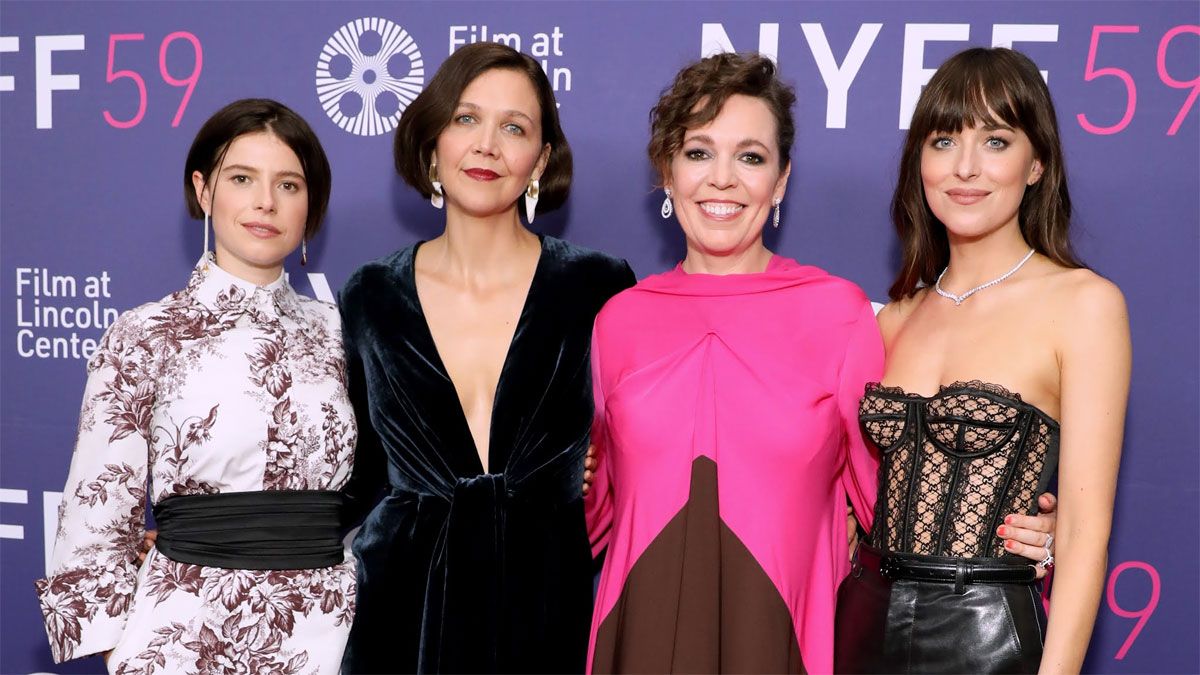Parte del elenco de La hija oscura, posa en la alfombra roja cuando se lanzó al mundo la película de Netflix.