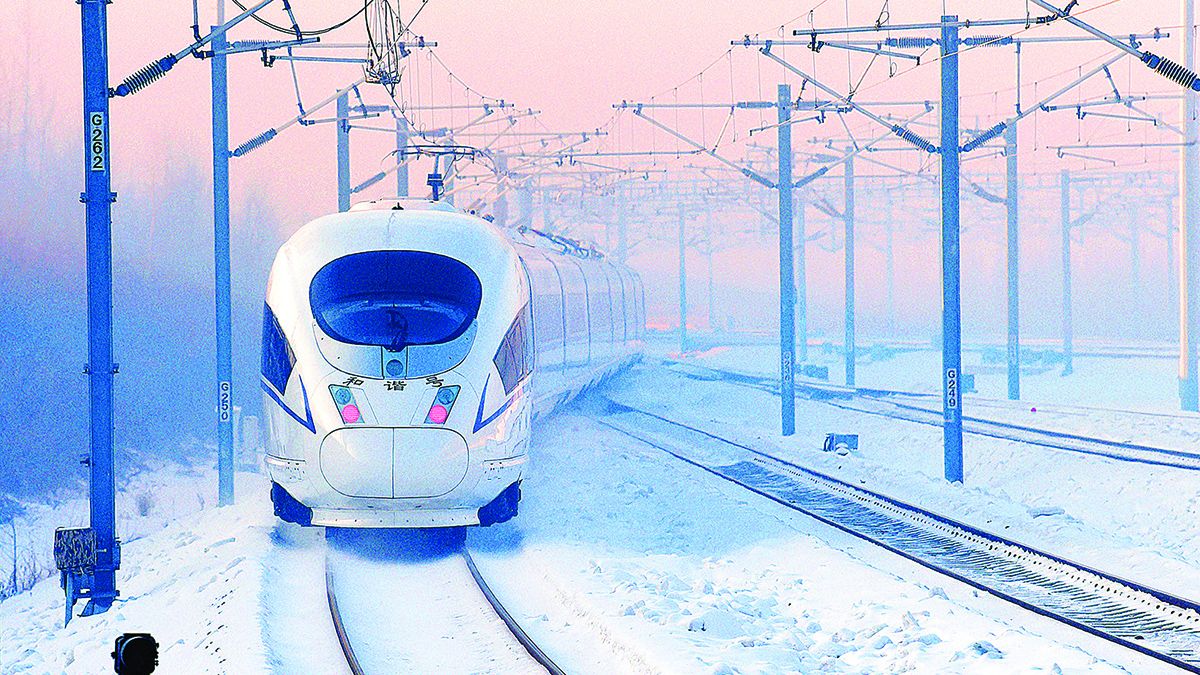 Un tren sale de la estación oeste de Harbin en enero. WANG JIANWEI / XINHUA