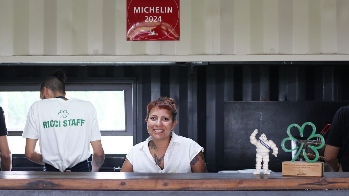 Agustina en medio del trajín de la cocina, en la que se luce la estrella Michelín a la sustentabilidad. Agustina en medio del trajín de la cocina, en la que se luce la estrella Michelín a la sustentabilidad.