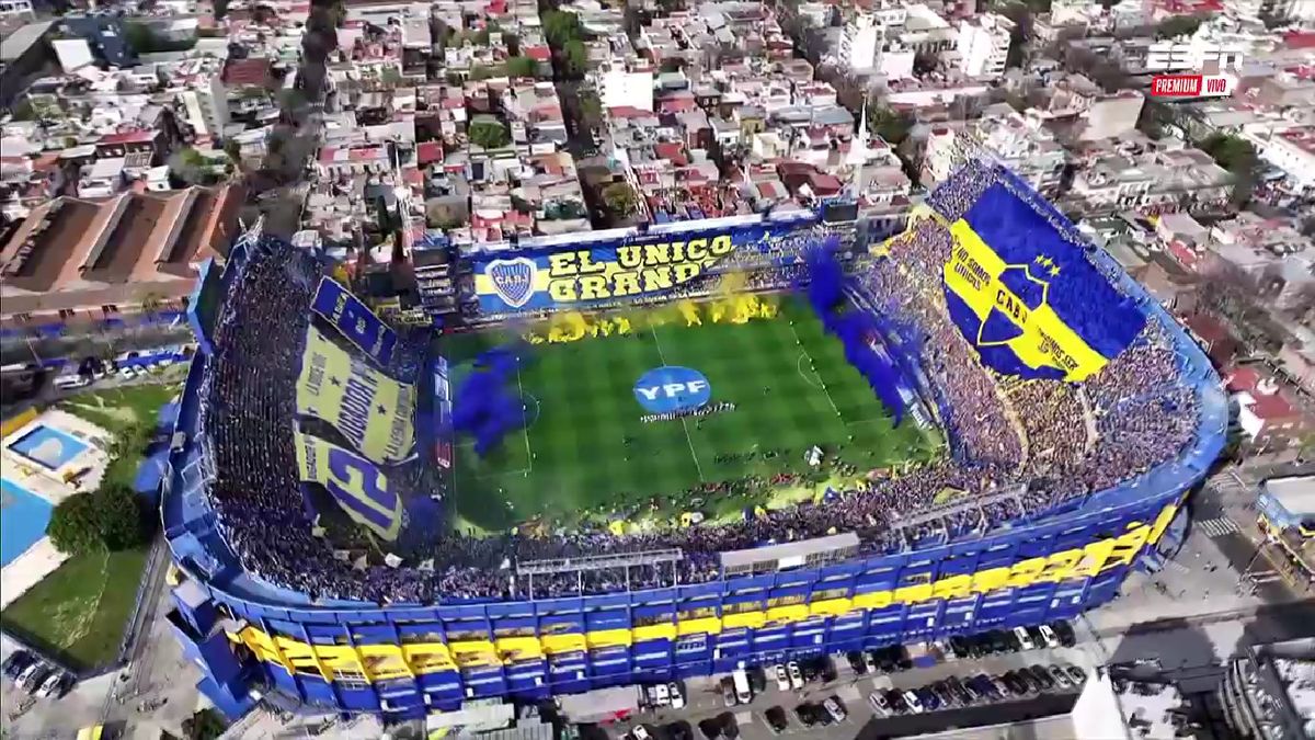 La Bombonera vista desde arriba en el recibimiento de Boca. La Bombonera vista desde arriba en el recibimiento de Boca.