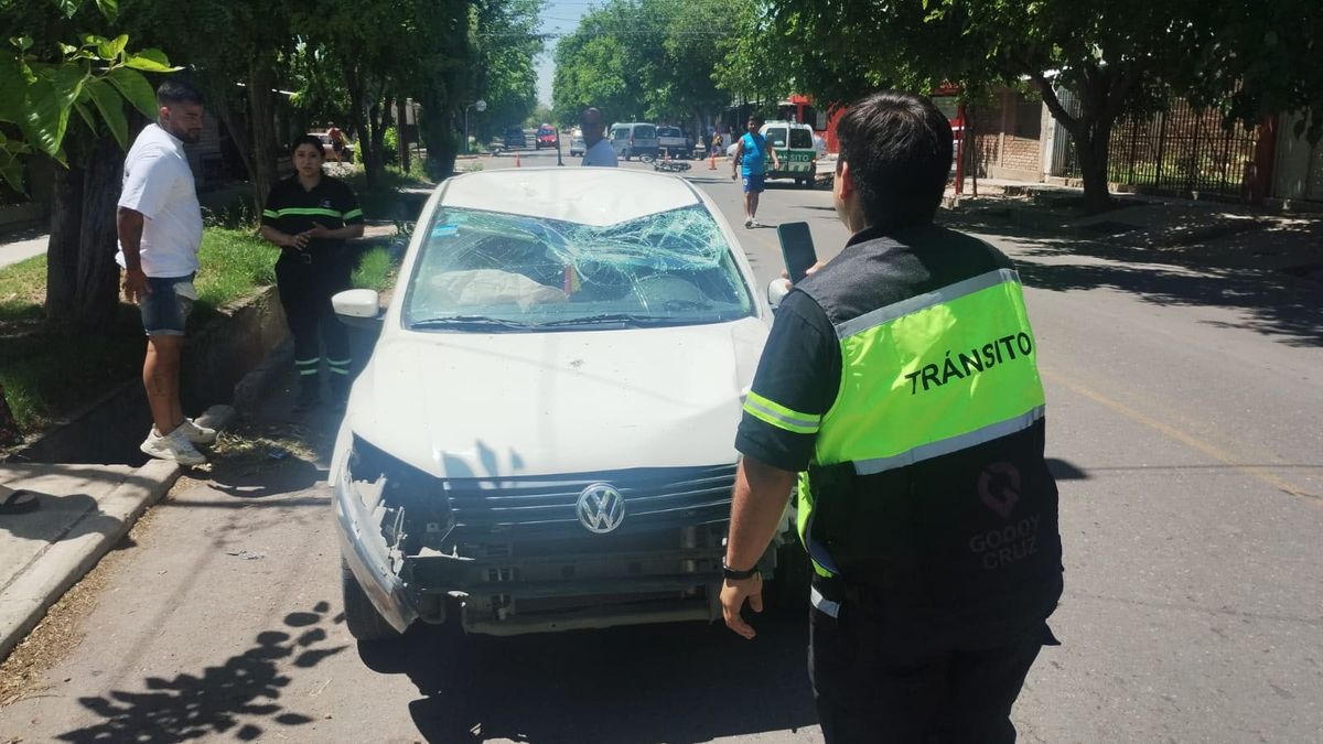 Testigos indicaron que el conductor del auto que provocó el accidente no respetó el disco Pare. Foto: Matías Pascualetti/ Radio Nihuil