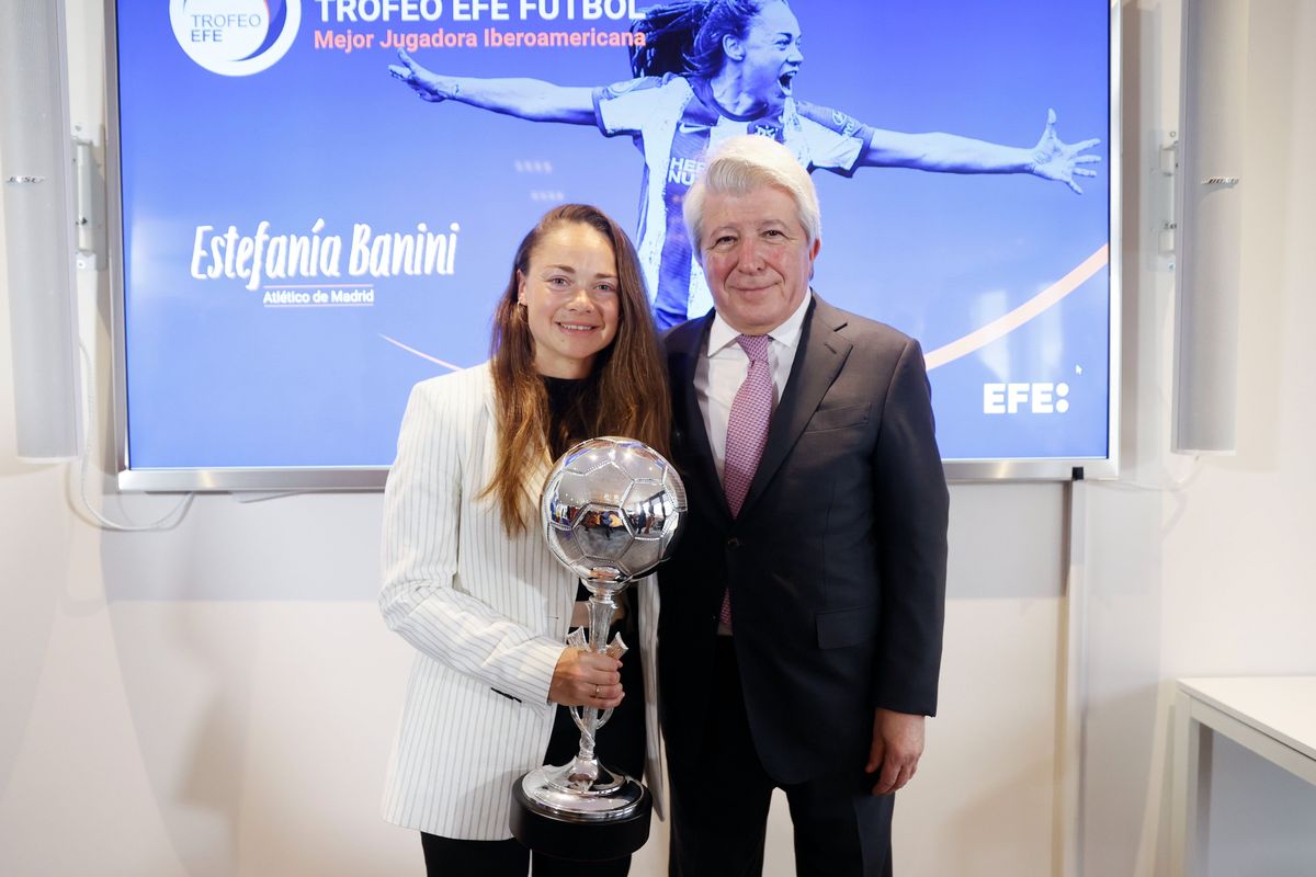Estefania Banini con el Trofeo EFE y el presidente del Atl&eacute;tico Madrid Enrique Cerezo