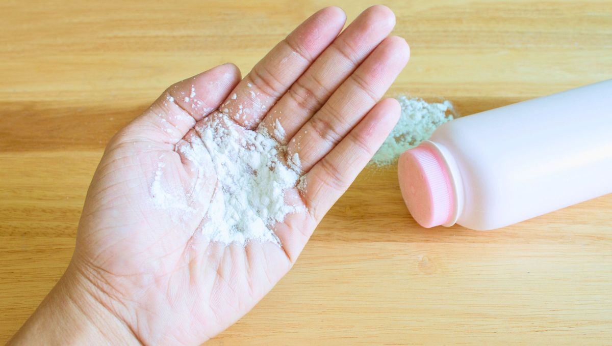 El talco es un mineral de color blanco a gris azul. A menudo combinado con almidón de maíz, se utiliza en polvo como talco para bebés o para el olor a pies El talco es un mineral de color blanco a gris azul. A menudo combinado con almidón de maíz, se utiliza en polvo como talco para bebés o para el olor a pies