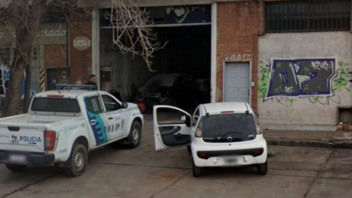 Un hombre de 63 años mantuvo una fuerte discusión con el dueño de un taller mecánico, lo asesinó de un tiro en la cabeza y luego se suicidió Un hombre de 63 años mantuvo una fuerte discusión con el dueño de un taller mecánico, lo asesinó de un tiro en la cabeza y luego se suicidió