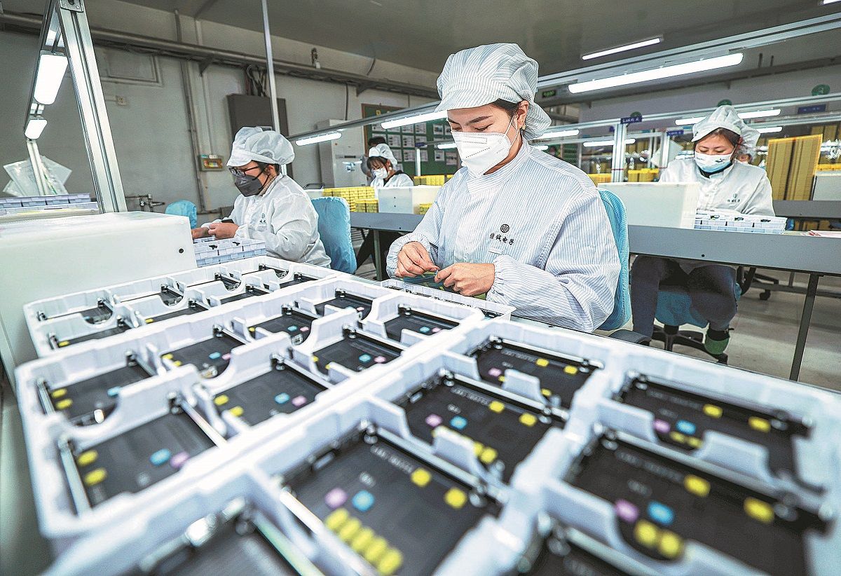 Las empleadas trabajan en la línea de producción de equipos inteligentes de una empresa con fondos extranjeros en Rongcheng, provincia de Shandong. LI XINJUN / PARA CHINA DAILY
