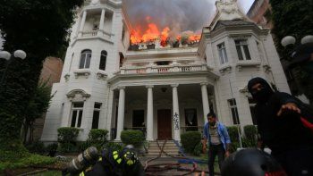 Gran incendio en una universidad de Chile durante una nutrida manifestación