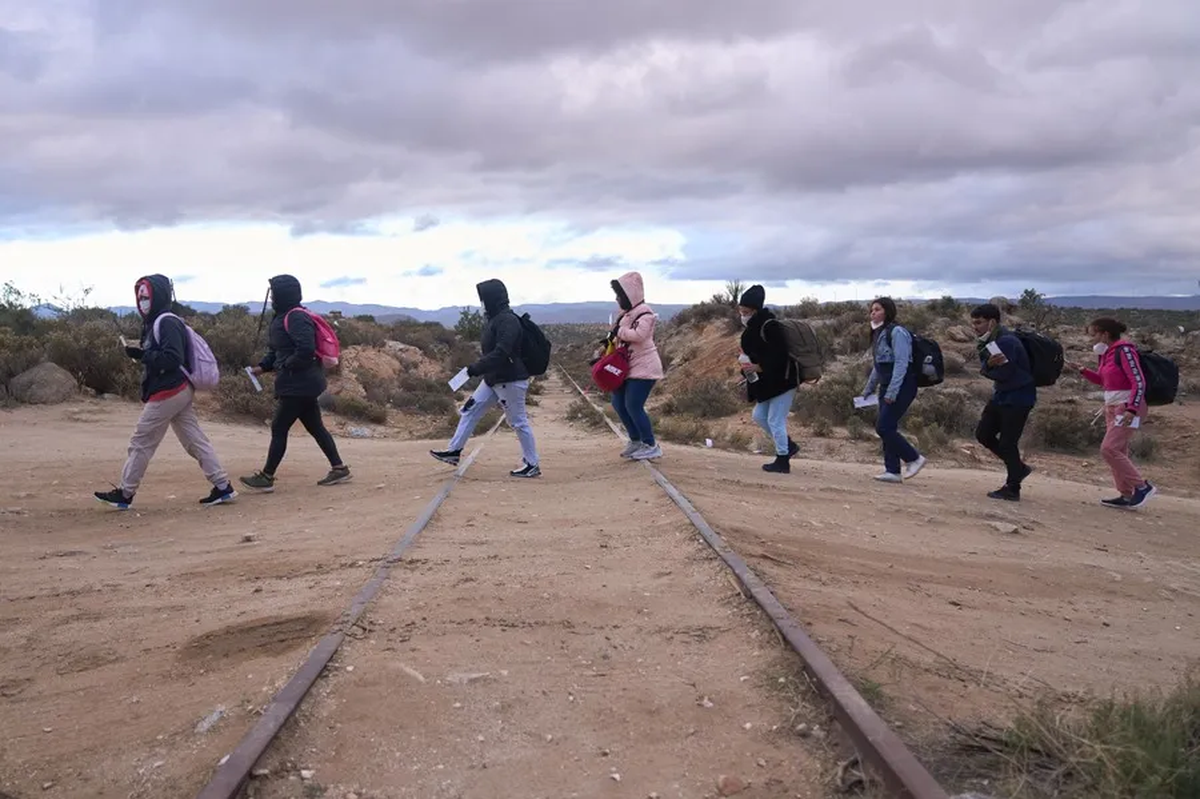 Migrantes caminan por las vías del tren en busca de la Patrulla Fronteriza estadounidense en Jacumba, California en Estados Unidos. Crédito: EFE/EPA/Allison Dinner. Migrantes caminan por las vías del tren en busca de la Patrulla Fronteriza estadounidense en Jacumba, California en Estados Unidos. Crédito: EFE/EPA/Allison Dinner.