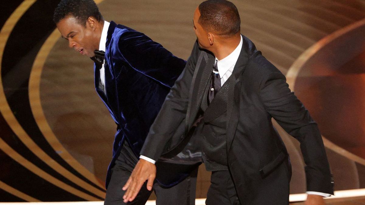 El momento del potente cachetón con el que Will Smith hizo tambalear a Chris Rock. 