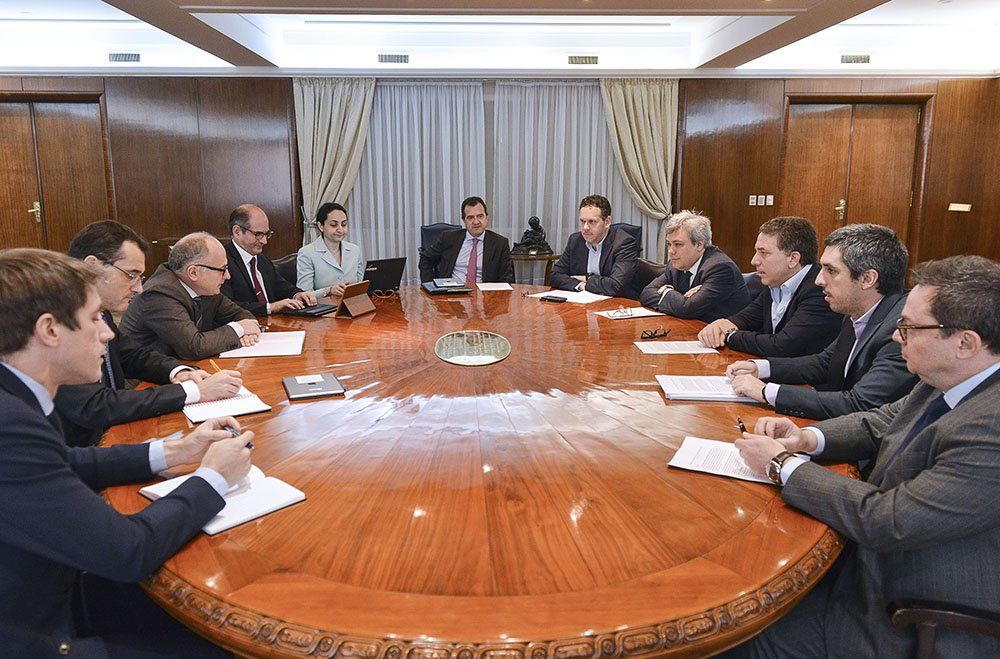 Dujovne se reunió con los economistas del FMI que evaluarán a la Argentina