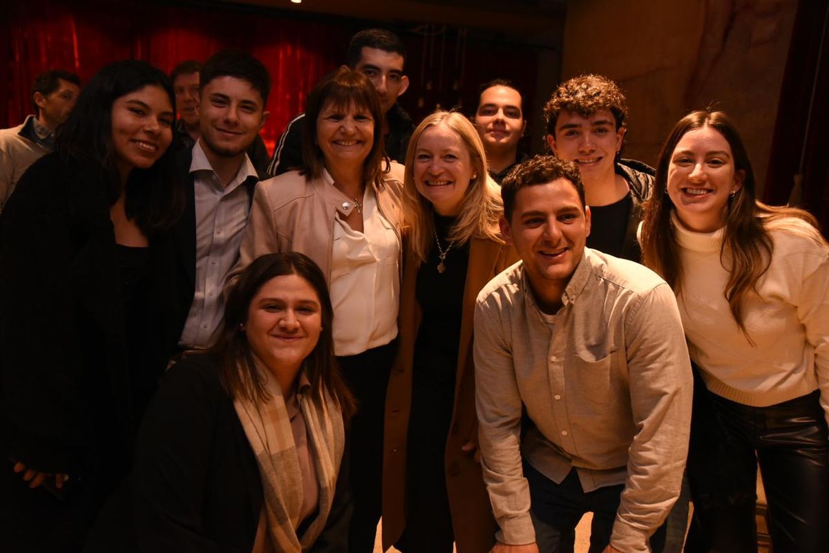 Patricia Bullrich, ministra de Seguridad de Javier Milei y la vicegobernadora Hebe Casado (centro) rodeadas de la militancia del PRO.