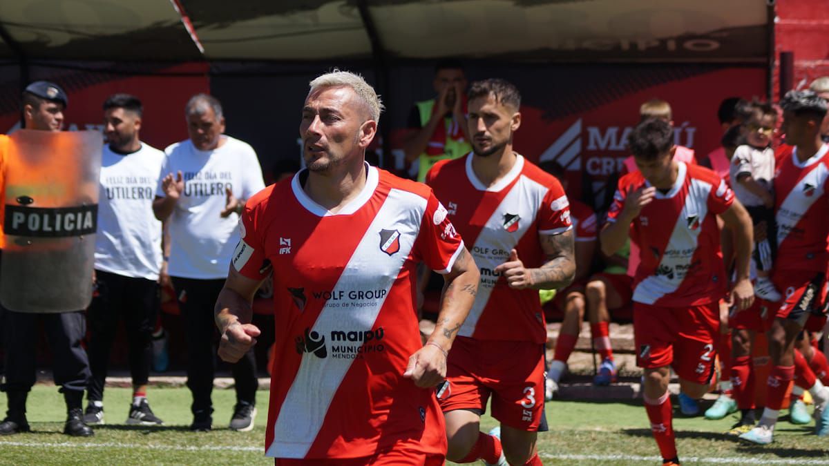 Así ingresó el Cruzado al campo de juego del estadio Omar Higinio Sperdutti, encabezado por su capitán Rubens Sambueza. Así ingresó el Cruzado al campo de juego del estadio Omar Higinio Sperdutti, encabezado por su capitán Rubens Sambueza.
