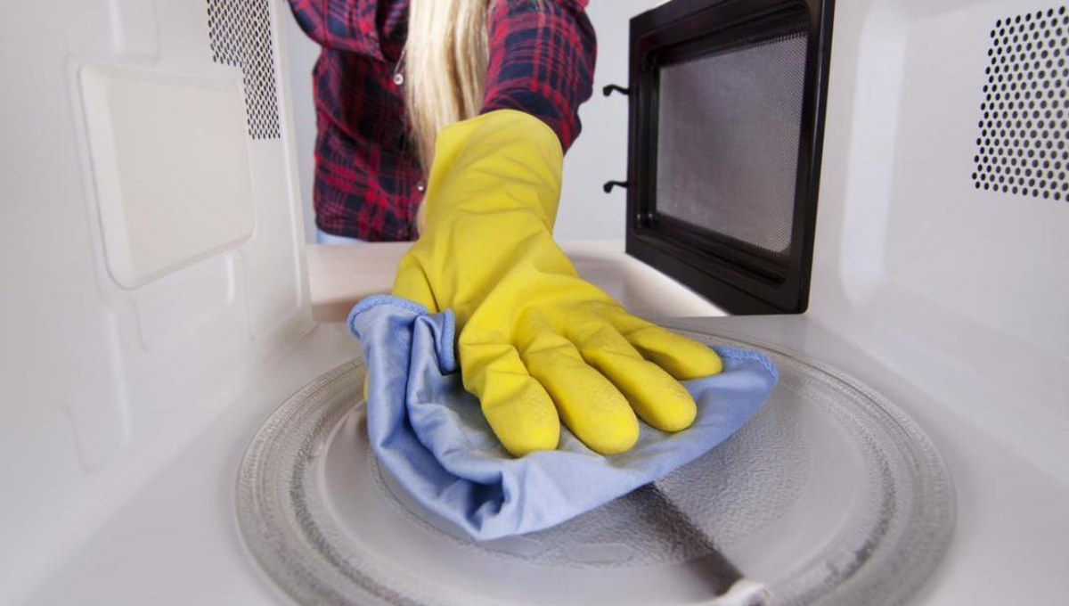 Elimina el mal olor de tu microondas con el truco casero más efectivo y barato