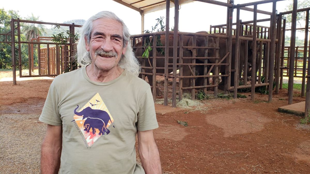 Esteban Guevara trabaja en el ex Zoológico de Mendoza hace 28 años. En los últimos cuatro años se abocó específicamente al entrenamiento de las elefantas Pocha y Guillermina.