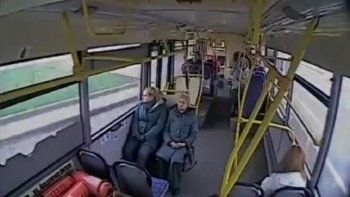 Video: un colectivero se quedó dormido y provocó un brutal choque