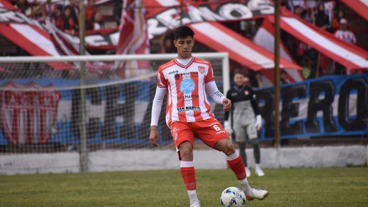 Laureano Rodríguez ha jugado de defensor y de volante en el Chacarero. Laureano Rodríguez ha jugado de defensor y de volante en el Chacarero.