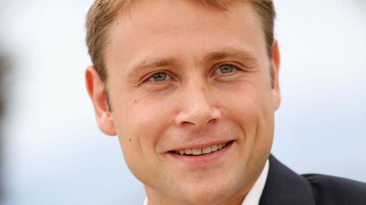 El actor Max Riemelt interpreta a Mike Atlas en la serie de Netflix.