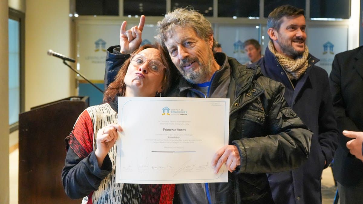 Andrés Gabrielli y Pato Amico durante una distinción para Primeras Voces, la primera mañana de Radio Nihuil.