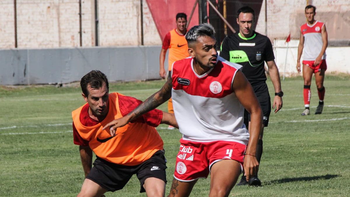 Lucas Agüero mostró su dolor por la muerte de Diego Maradona.