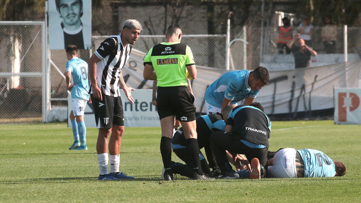 Joan Juncos le reclama al árbitro Andrés Gariano por su expulsión ante Estudiantes de Río Cuarto.