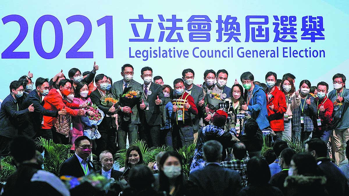 Algunos miembros elegidos para el nuevo mandato del Consejo Legislativo de la Región Administrativa Especial de Hong Kong celebran el 20 de diciembre. CALVIN NG / CHINA DAILY.
