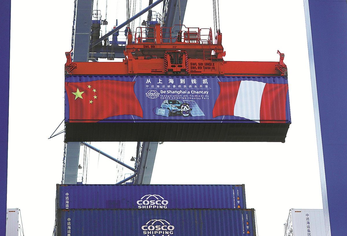 Un contenedor es levantado en el puerto de Chancay, Perú, el 14 de noviembre. LI MENGXIN / XINHUA